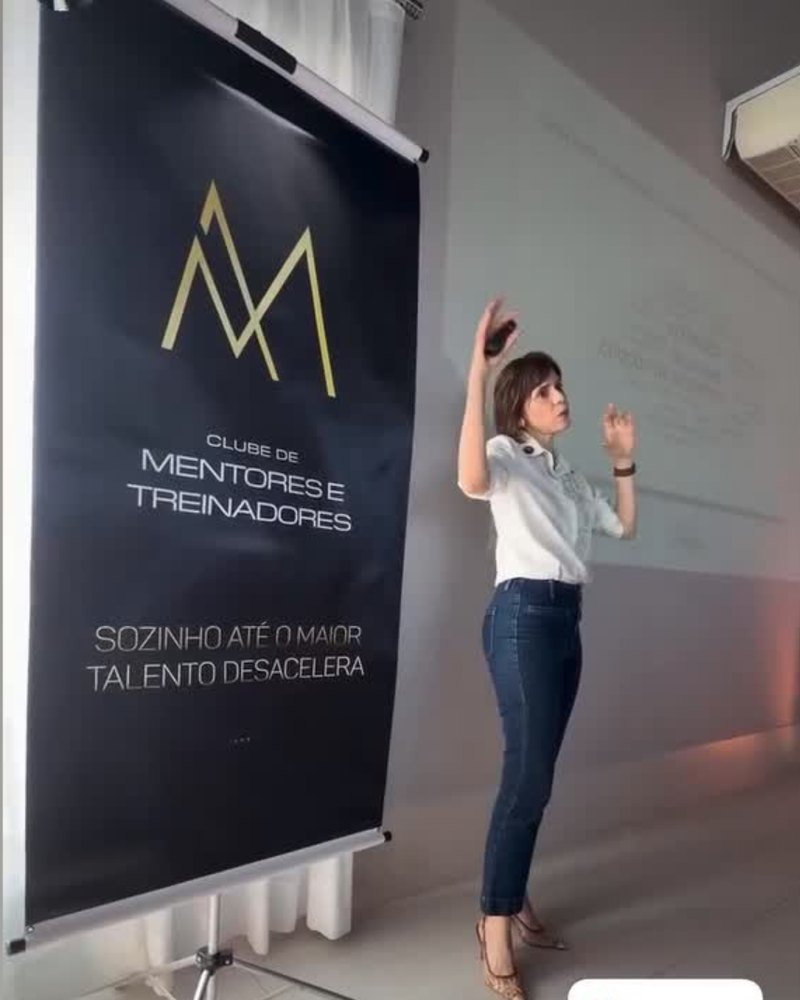 Ana Ceze apresentando palestra sobre produtividade com IA