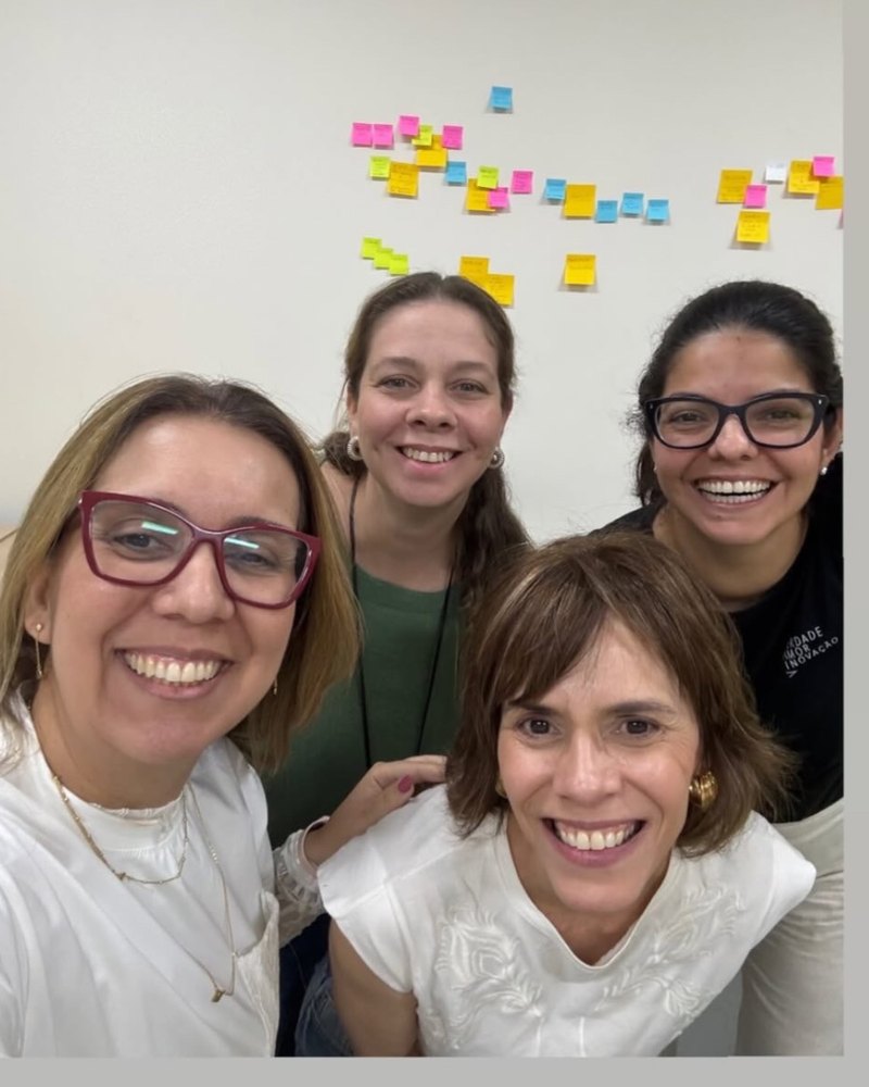 Ana Ceze com equipe após treinamento de IA em empresa
